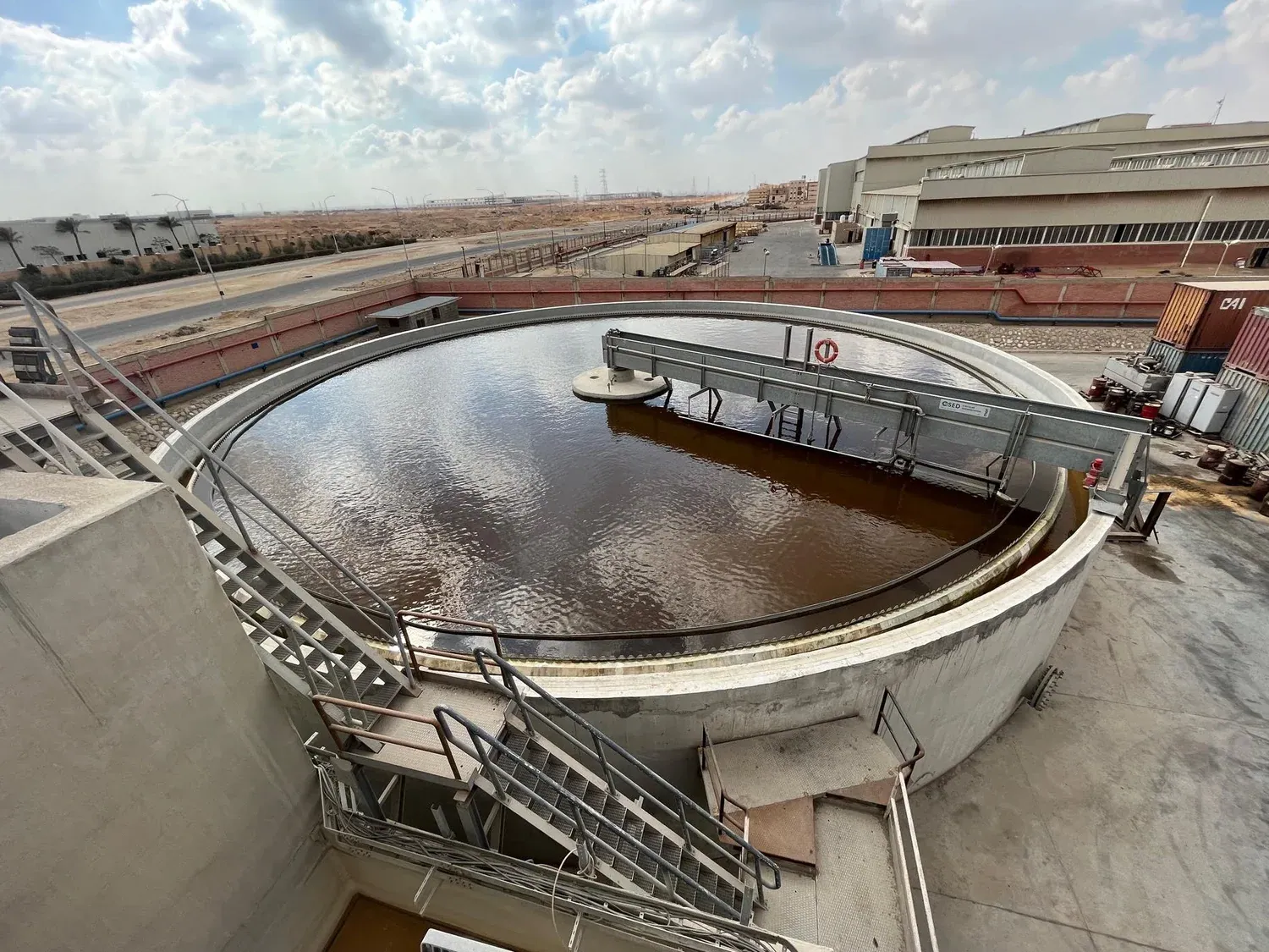 Circular water treatment tank with a rotating bridge